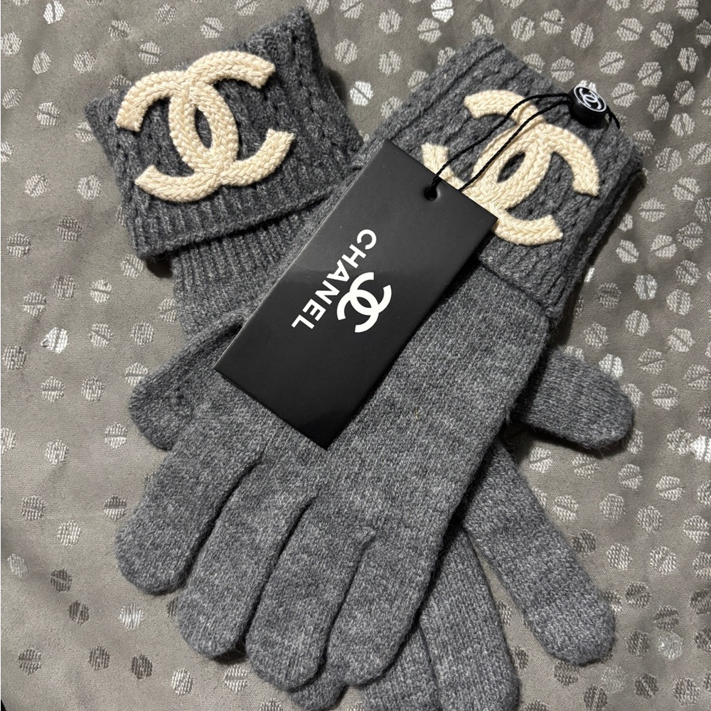 Chanel Gray Wool Gloves with Cream Logo